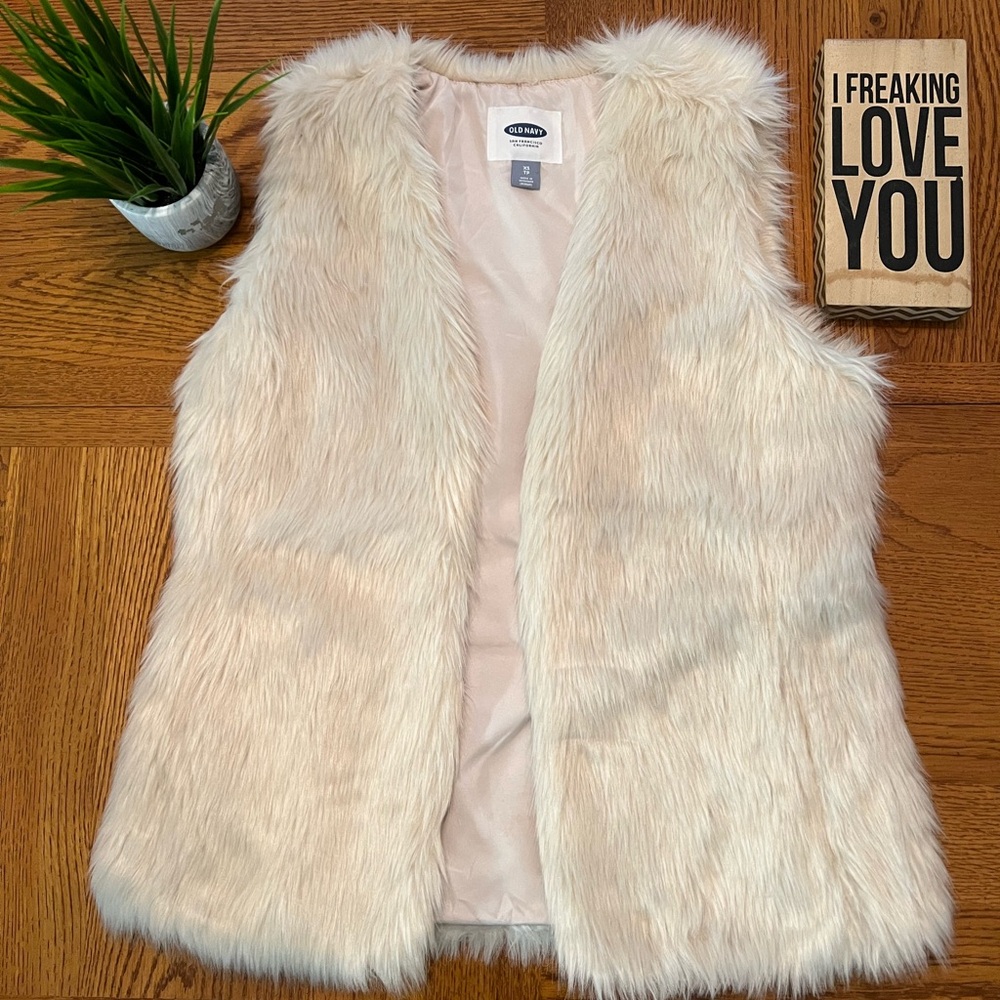 🎉HP🎉 Old Navy Faux Fur Vest - LIKE NEW CONDITION!